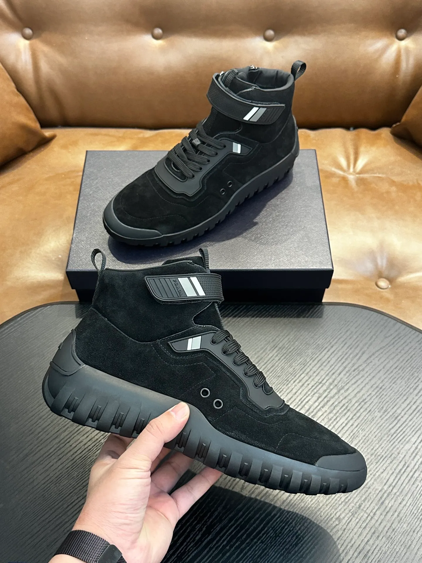 [ PRADA ] Top P: 880💰 ▪️Size: 39-44 (customized at 38.45) Prad*Prada (Mauri order can be made) new men's nylon fabric sneakers This casual sneaker combines elegant and innovative design. It is made of nylon stretch fabric and has a slip-on design. The upper strap is equipped with an adjustable metal buckle, and the letters "PRADA" are eye-catching on the side of the shoe. Comes with full original packaging!